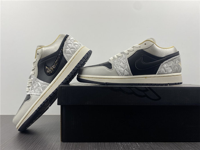 Jordan1 Beaded Swoosh DV1762-001