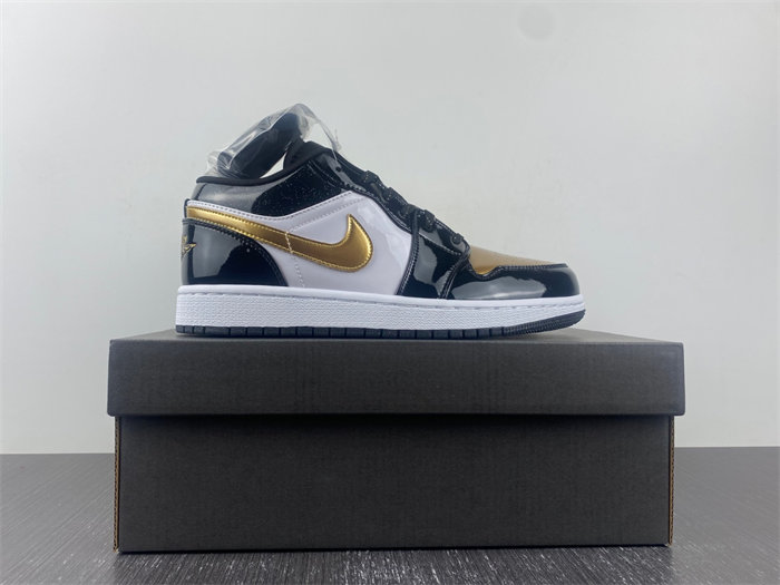 Jordan 1 Low SE Gold Toe DR6970-071