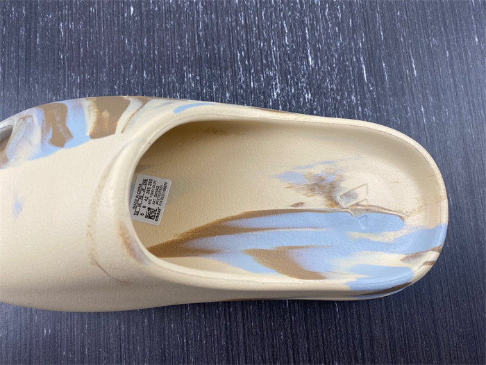 ad*s Y**zy slide gw1932