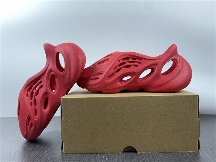 ad*s Y**zy foam rnnr vermillion gx1136
