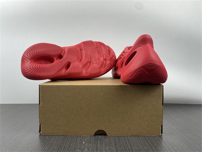 ad*s Y**zy foam rnnr vermillion gx1136