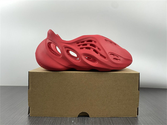 ad*s Y**zy foam rnnr vermillion gx1136