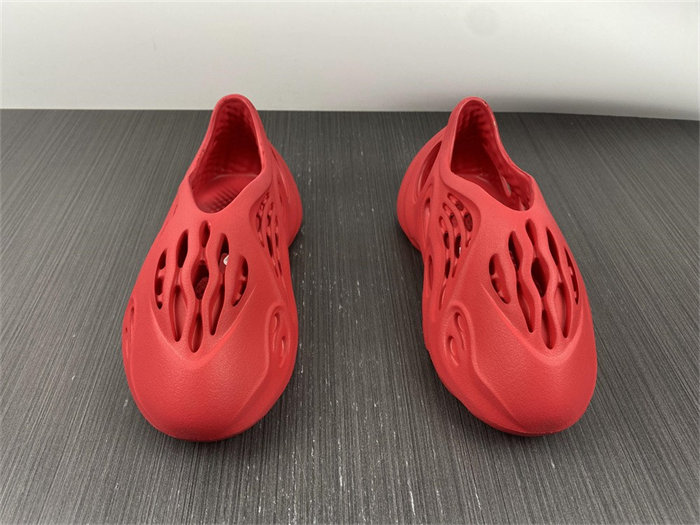 ad*s Y**zy foam rnnr vermillion gx1136