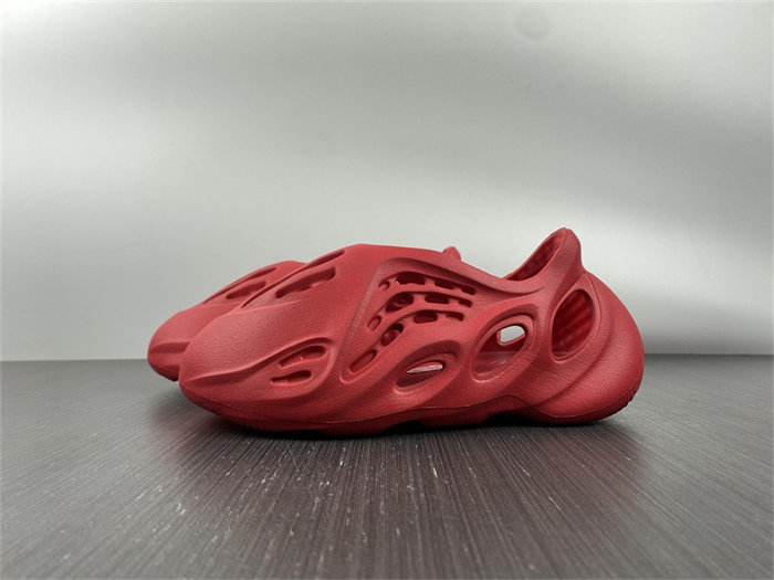 ad*s Y**zy foam rnnr vermillion gx1136