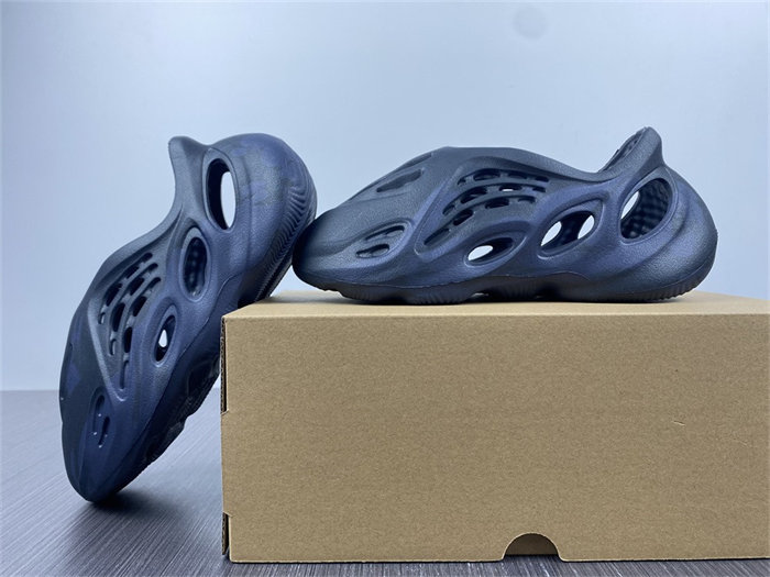 ad*s Y**zy foam rnnr mineral blue gx8506