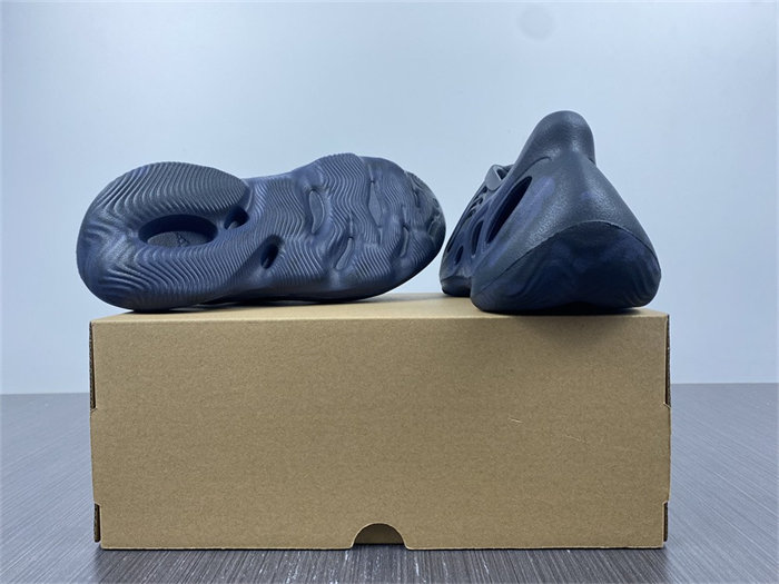 ad*s Y**zy foam rnnr mineral blue gx8506