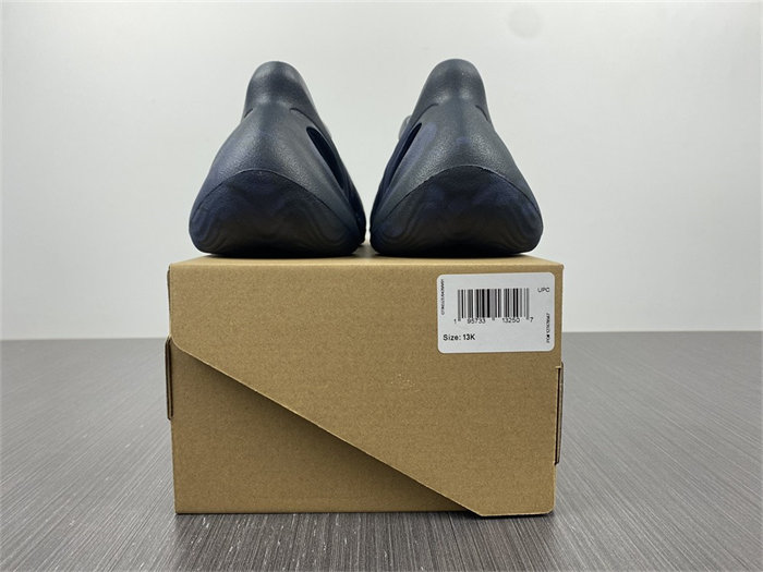 ad*s Y**zy foam rnnr mineral blue gx8506