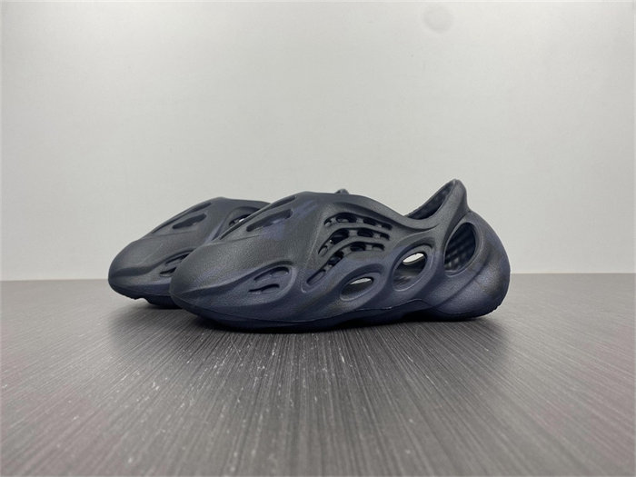 ad*s Y**zy foam rnnr mineral blue gx8506