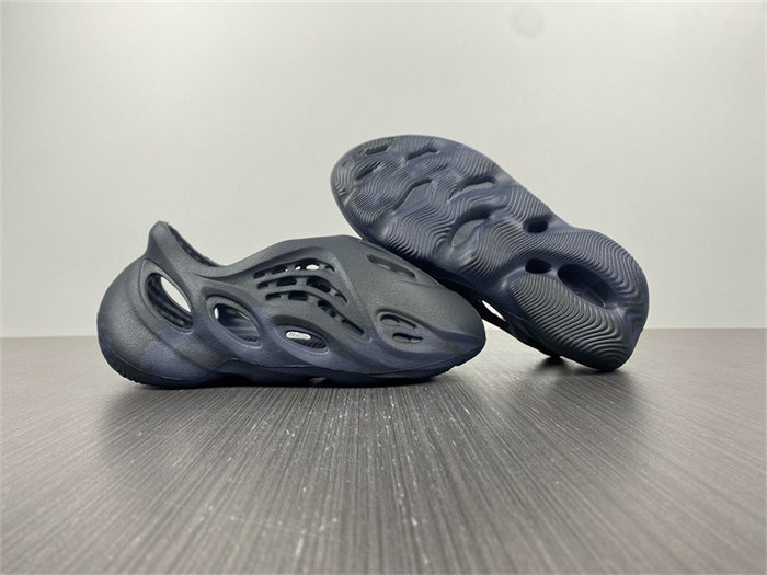 ad*s Y**zy foam rnnr mineral blue gx8506