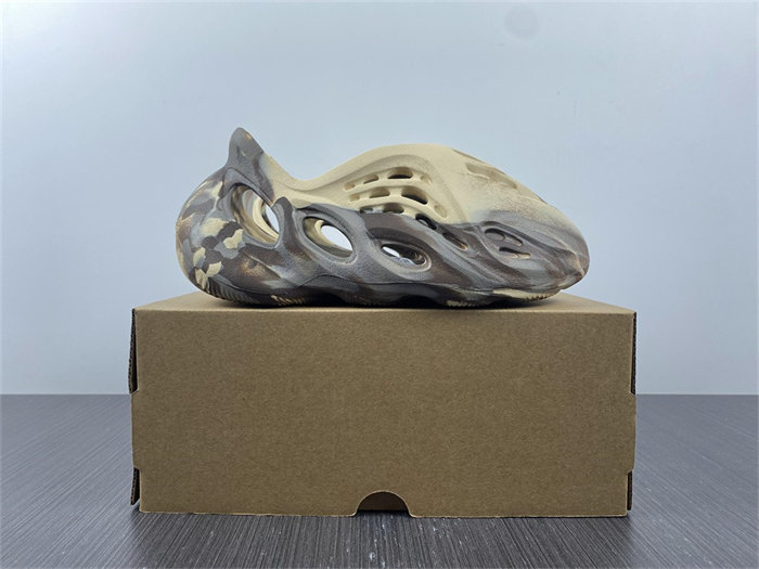 ad*s Y**zy foam rnnr mx cream clay gx8802