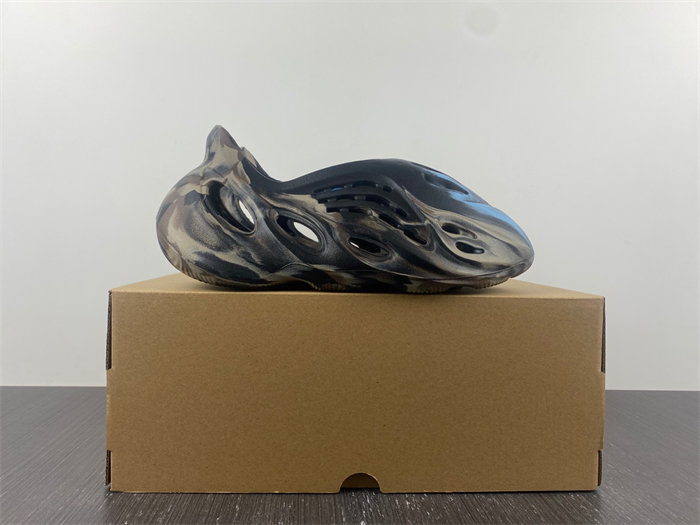 ad*s Y**zy foam rnr mx cinder id4126