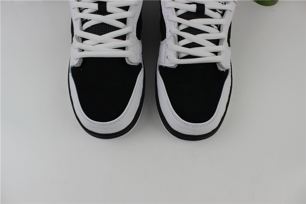 TIGHTBOOTH X Nike SB Dunk Low