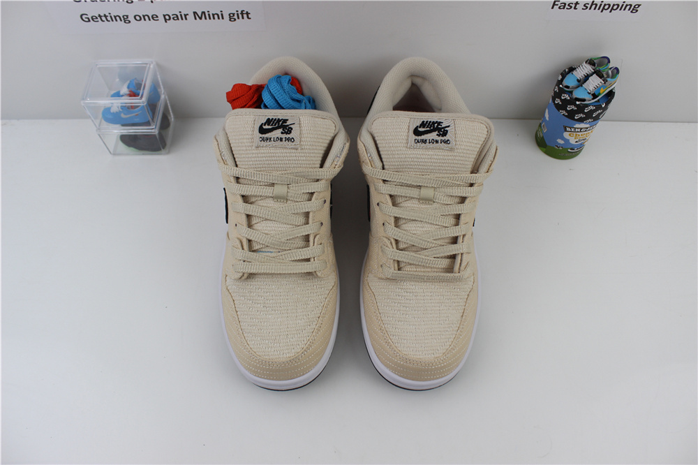 GOAT Albino & Preto X Nike SB Dunk Low