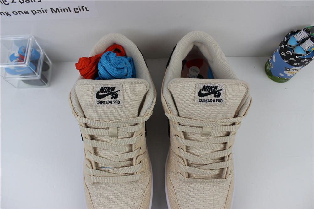 GOAT Albino & Preto X Nike SB Dunk Low