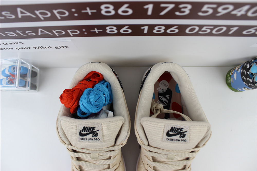 GOAT Albino & Preto X Nike SB Dunk Low