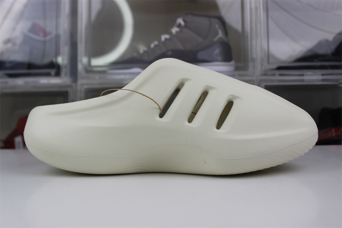 Ad*s iiinfinity slides pure white