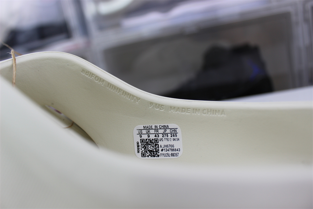 Ad*s iiinfinity slides pure white