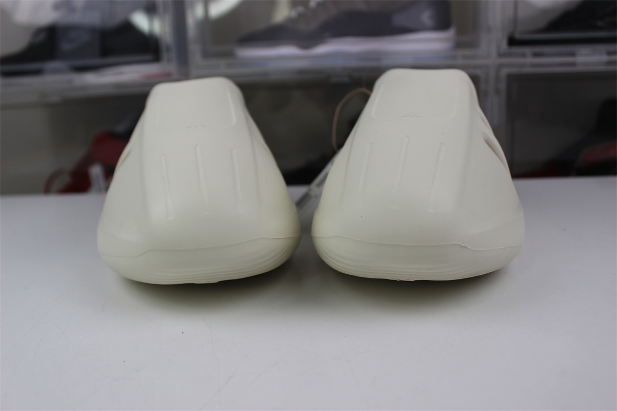 Ad*s iiinfinity slides pure white