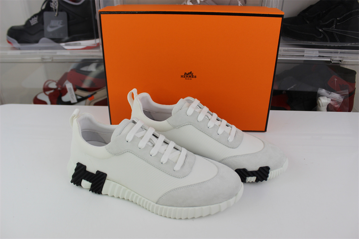 H**mes bouncing white black