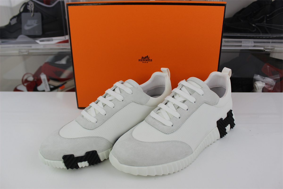 H**mes bouncing white black