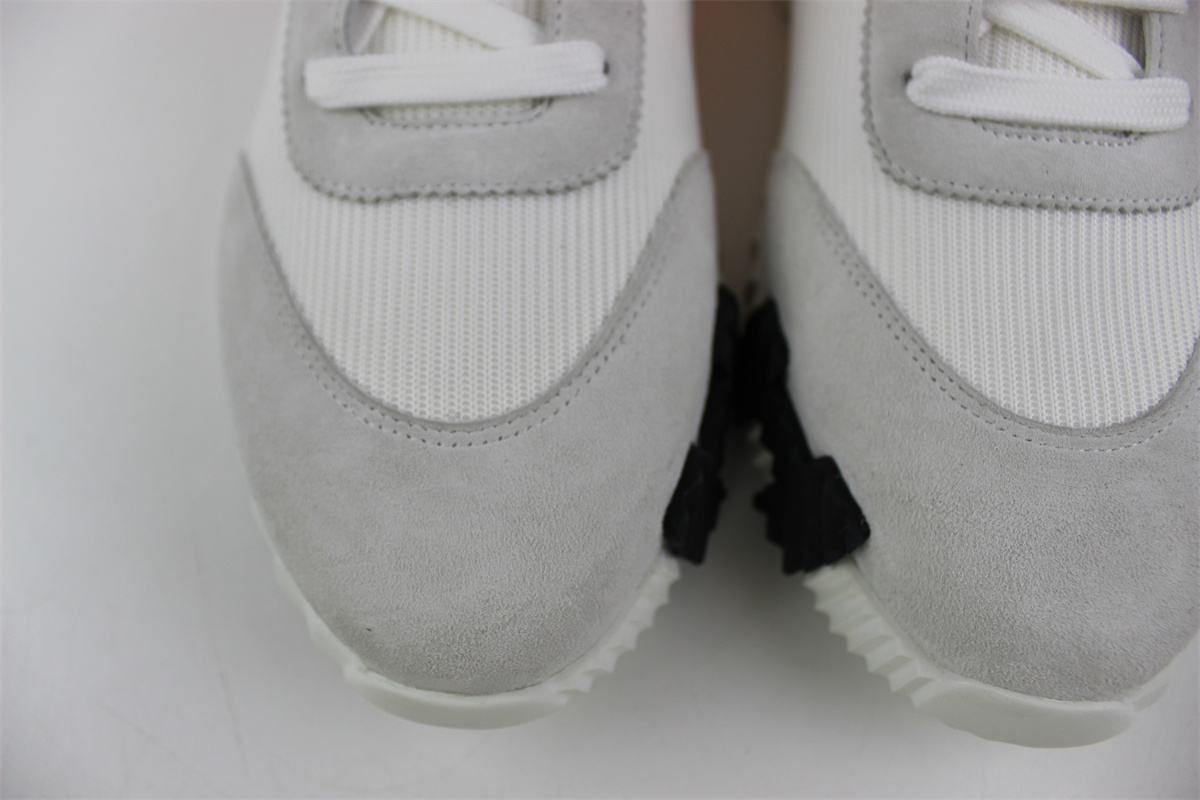 H**mes bouncing white black