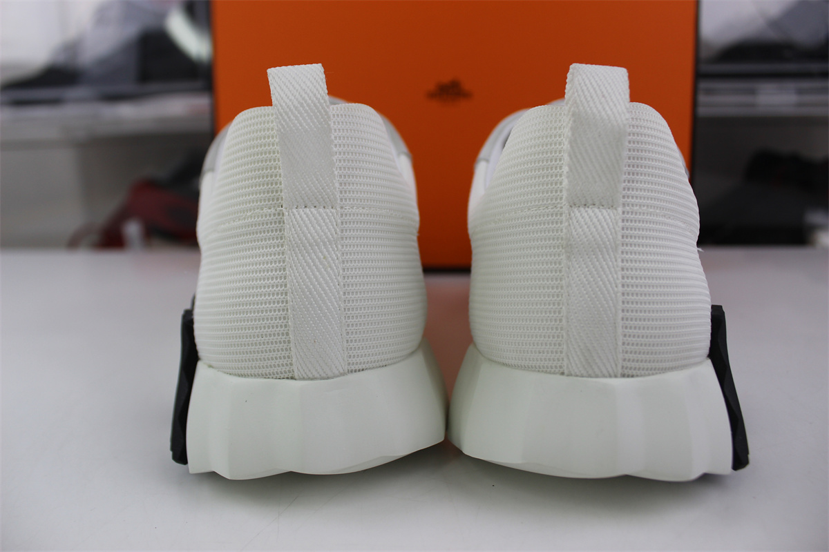 H**mes bouncing white black