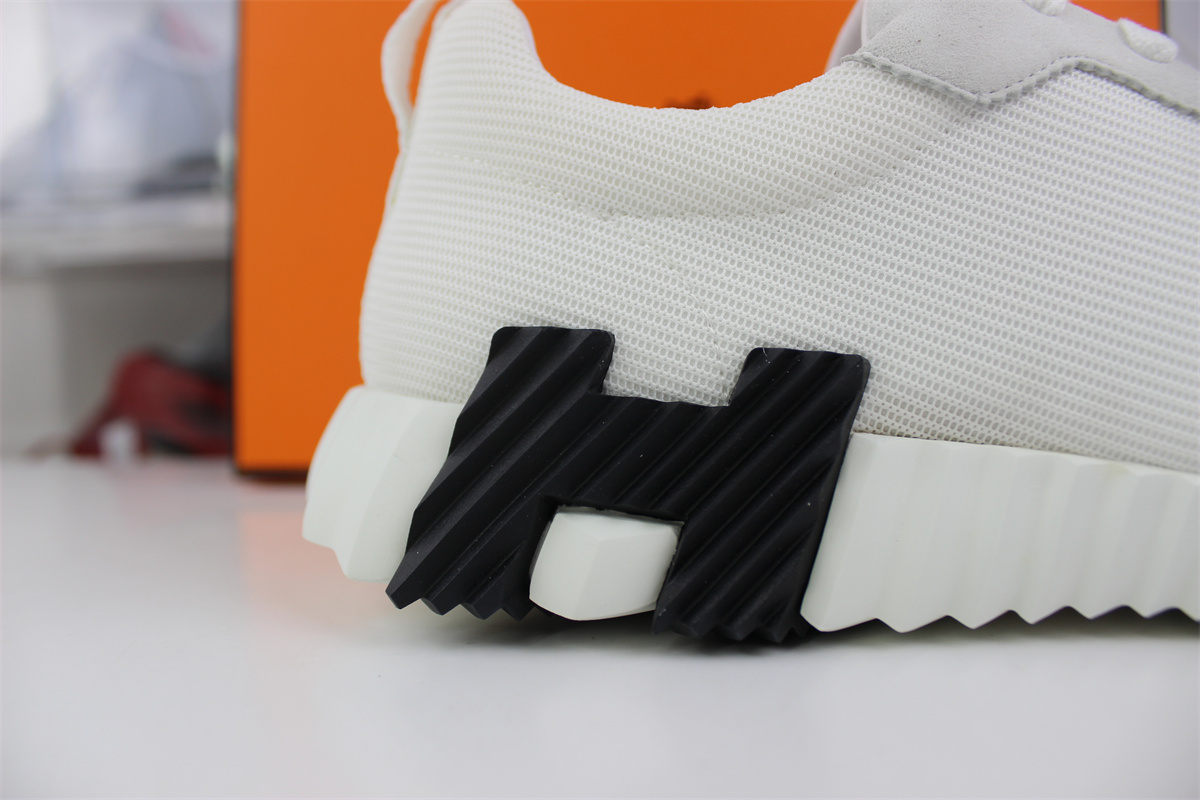 H**mes bouncing white black