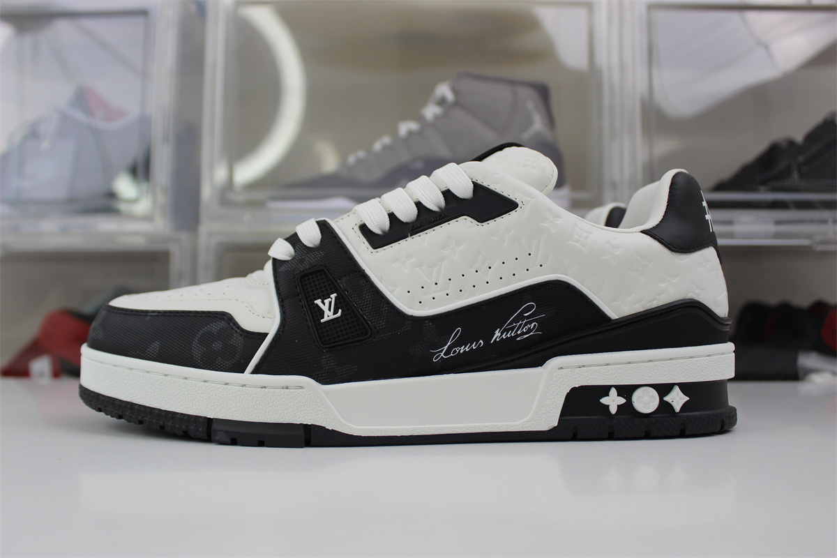 l**is V*t*n arch light sneaker #54