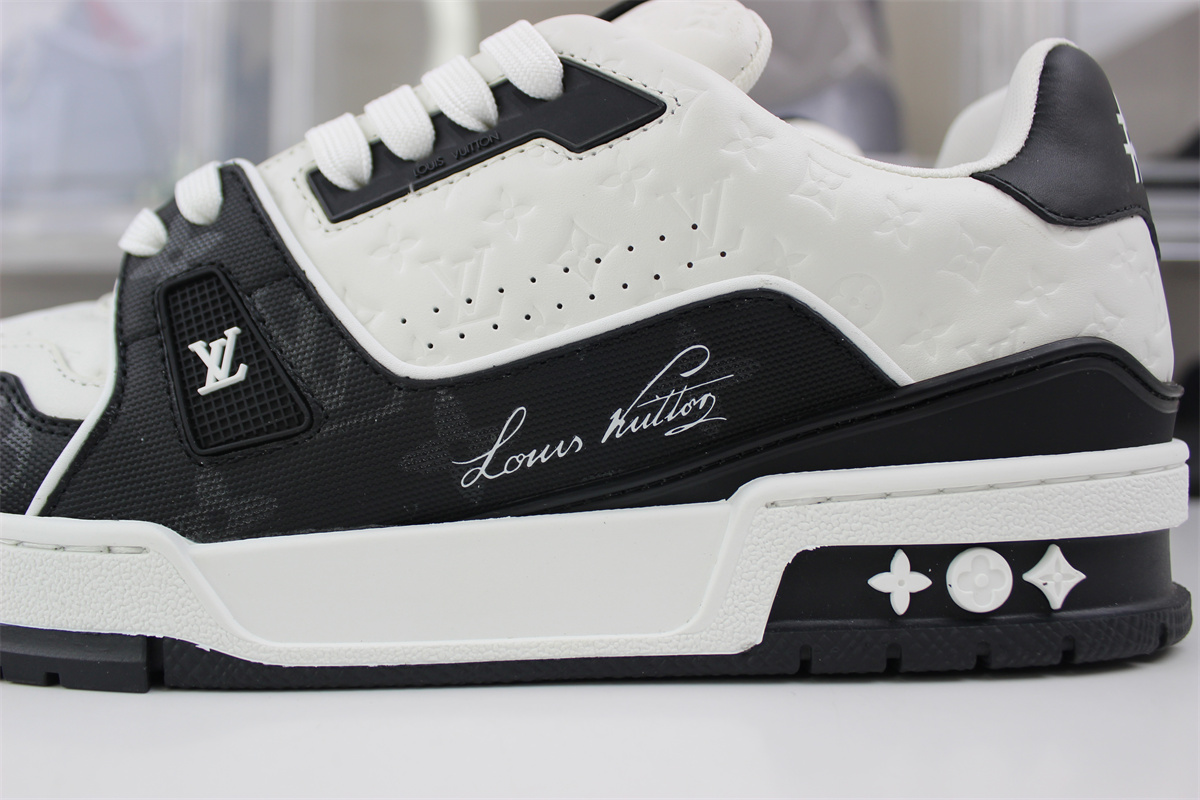 l**is V*t*n arch light sneaker #54