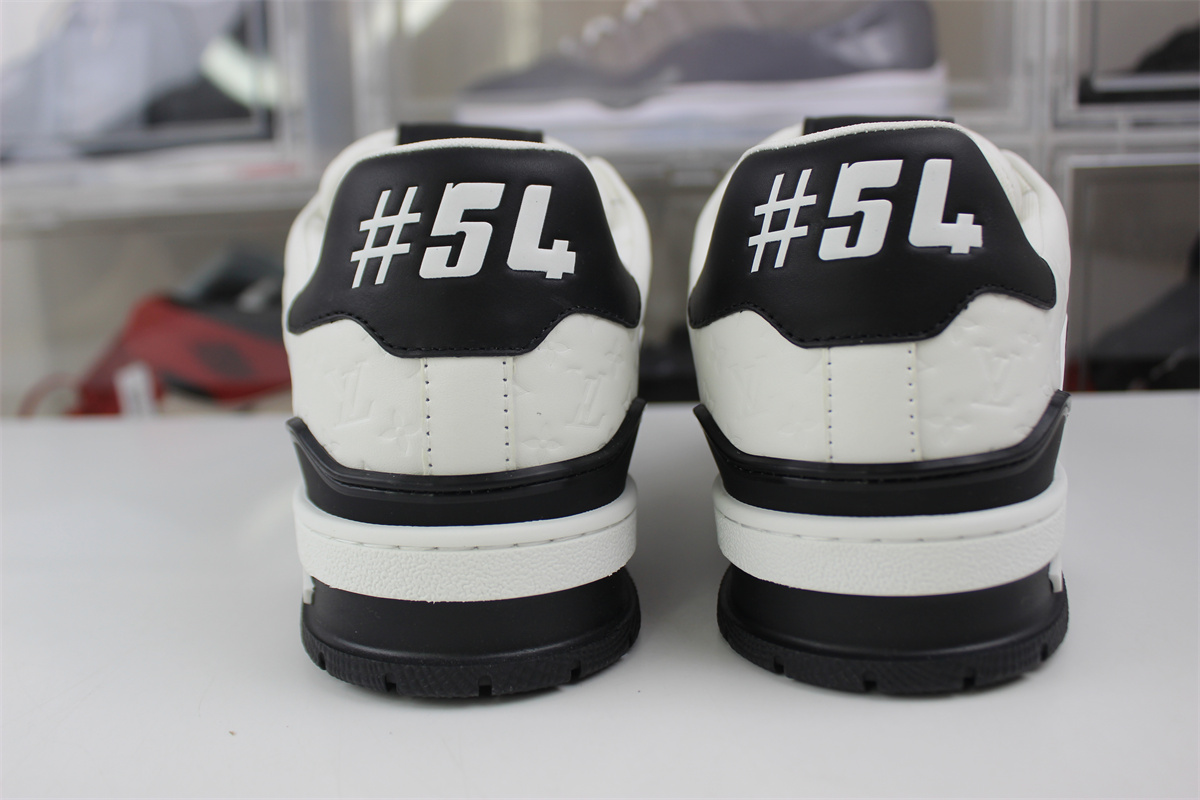 l**is V*t*n arch light sneaker #54
