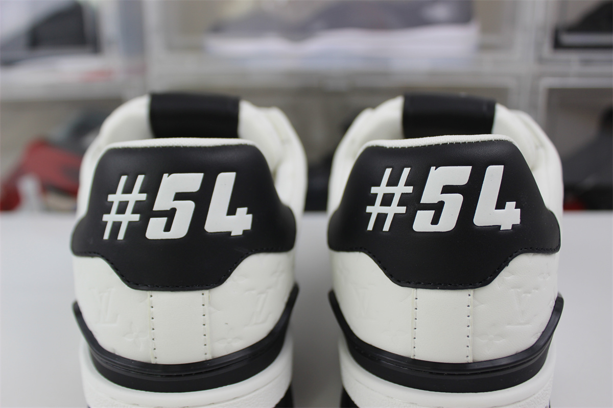 l**is V*t*n arch light sneaker #54