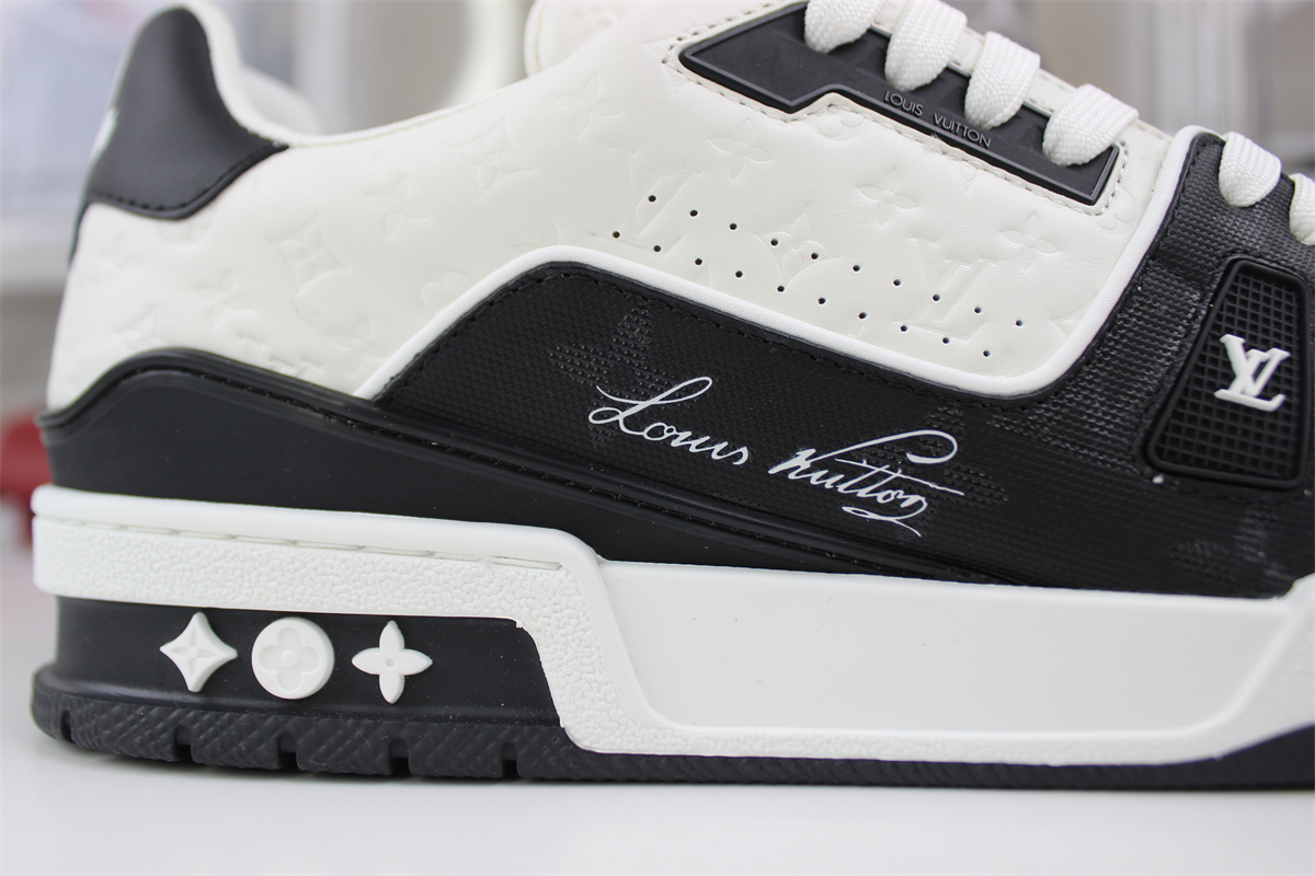 l**is V*t*n arch light sneaker #54