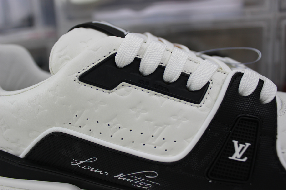 l**is V*t*n arch light sneaker #54