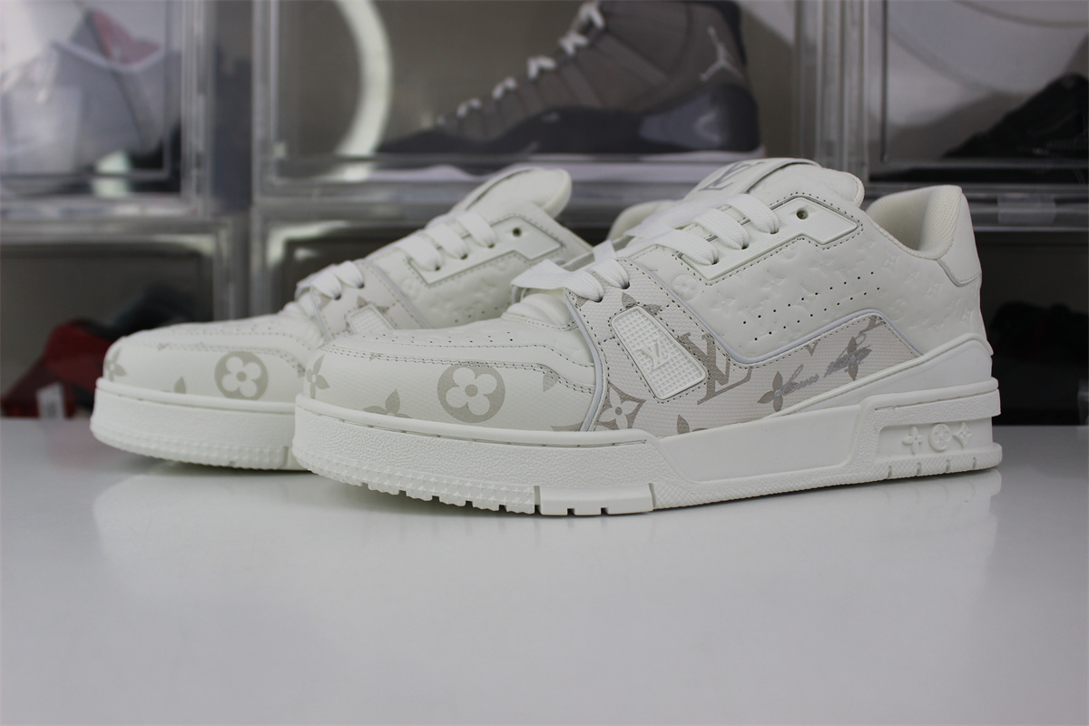 l**is V*t*n pure white with silver text #54