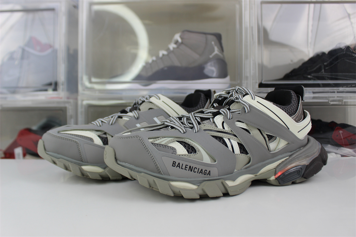 Ba*len*cia*ga track grey led