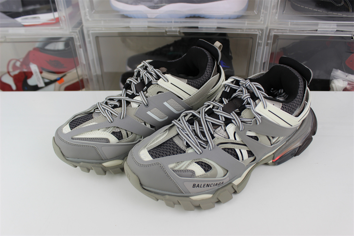 Ba*len*cia*ga track grey led