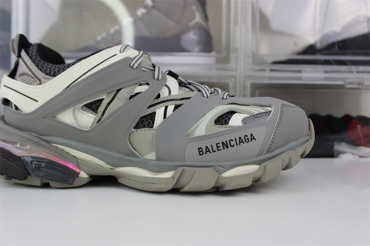 Ba*len*cia*ga track grey led