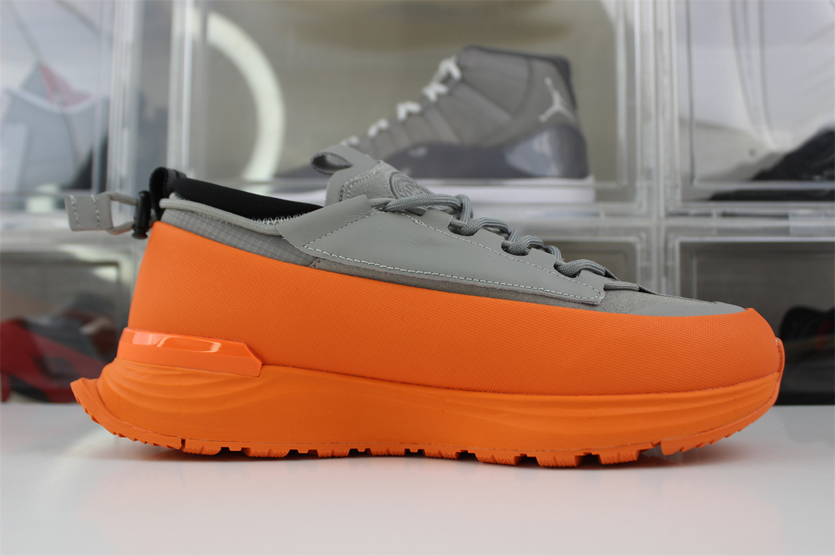 Can*a Go*e glacier trail sneaker grey orange