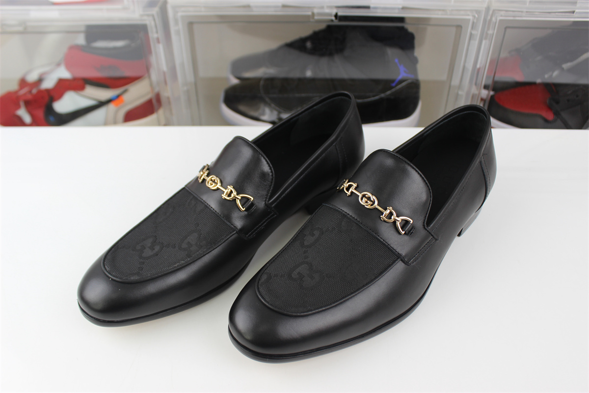 G*u*i shoes black with gold metal