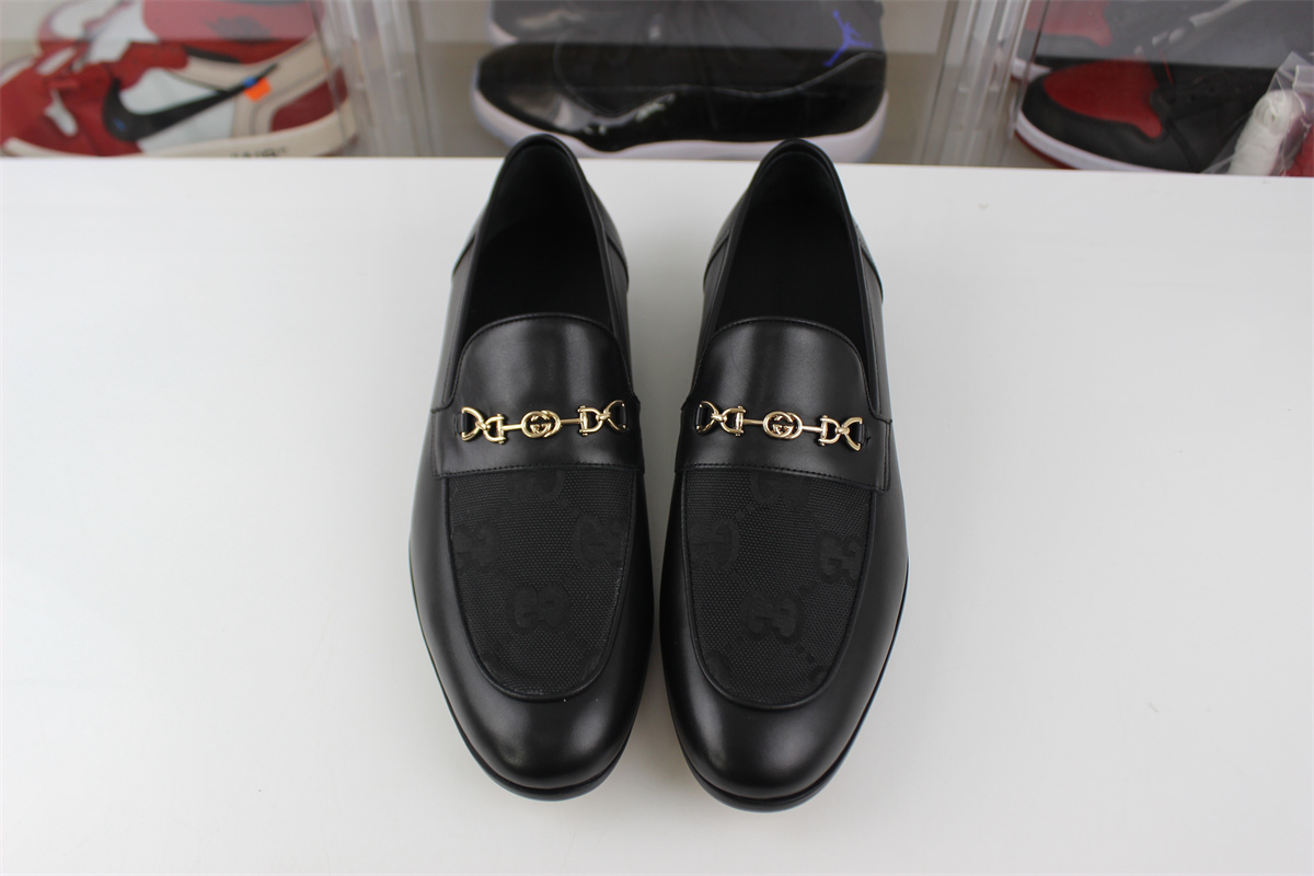G*u*i shoes black with gold metal