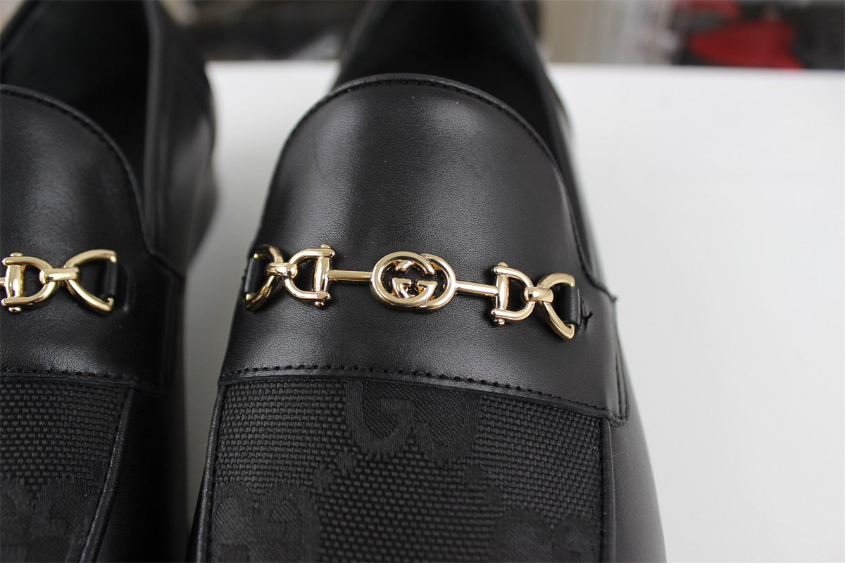 G*u*i shoes black with gold metal