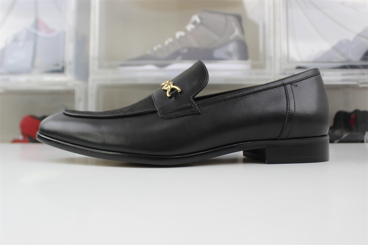 G*u*i shoes black with gold metal