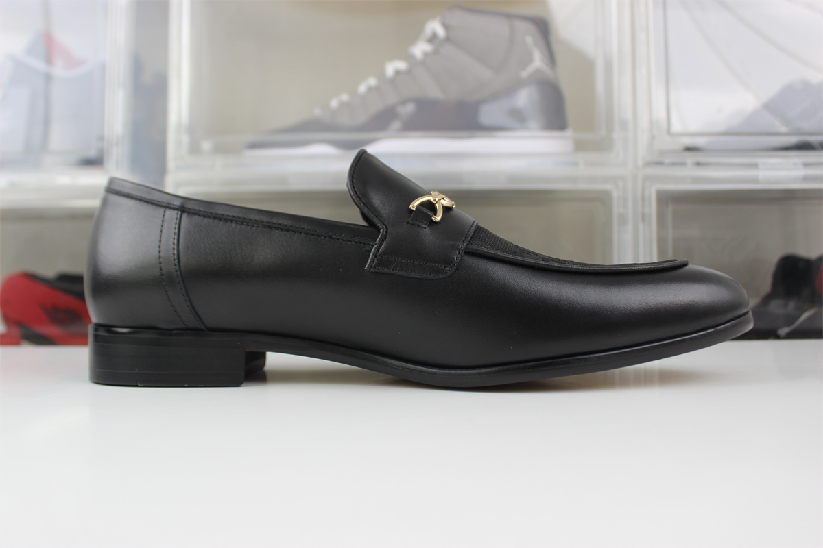 G*u*i shoes black with gold metal