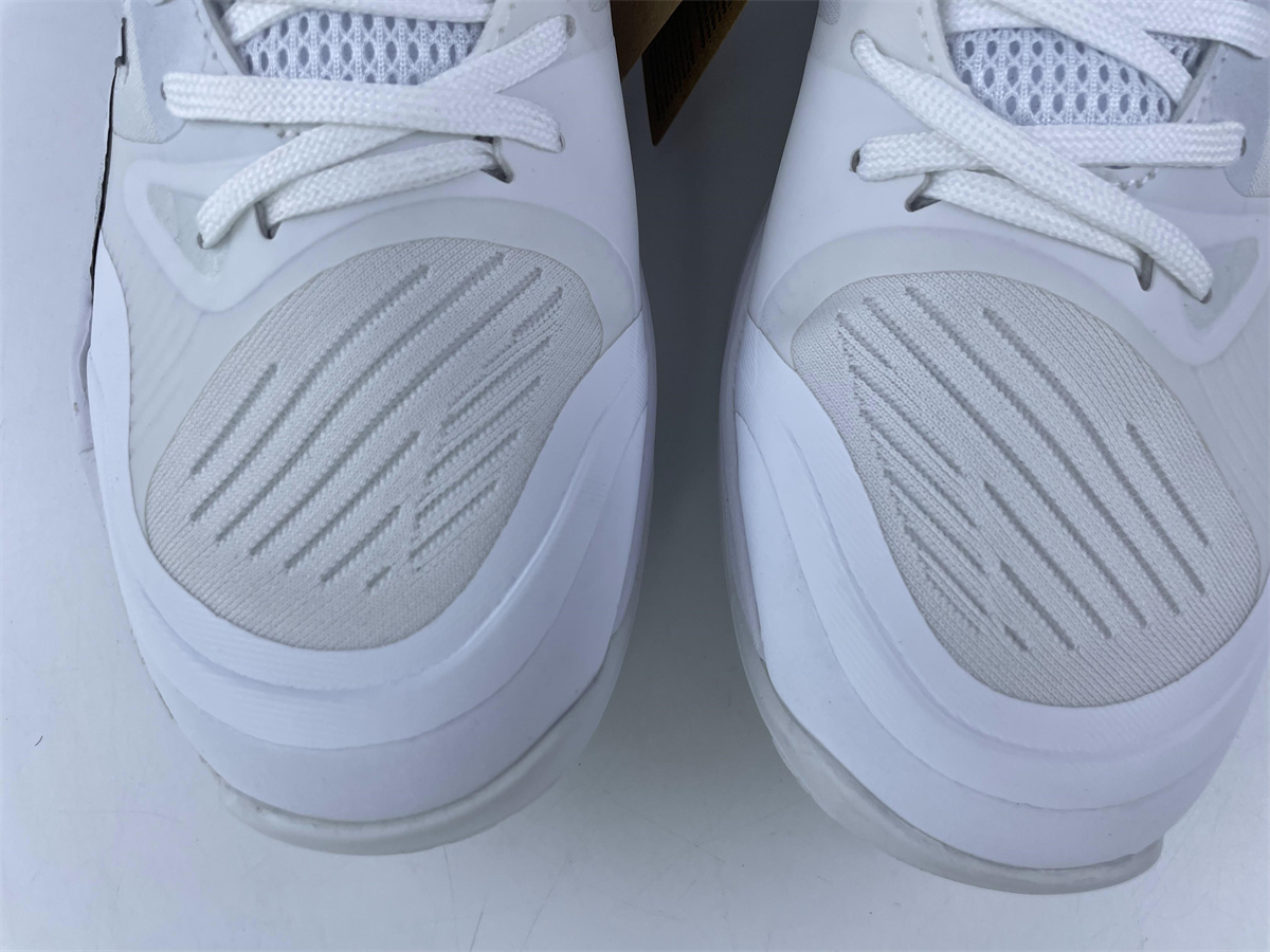 As*ic*s As*ic*s pure white silver