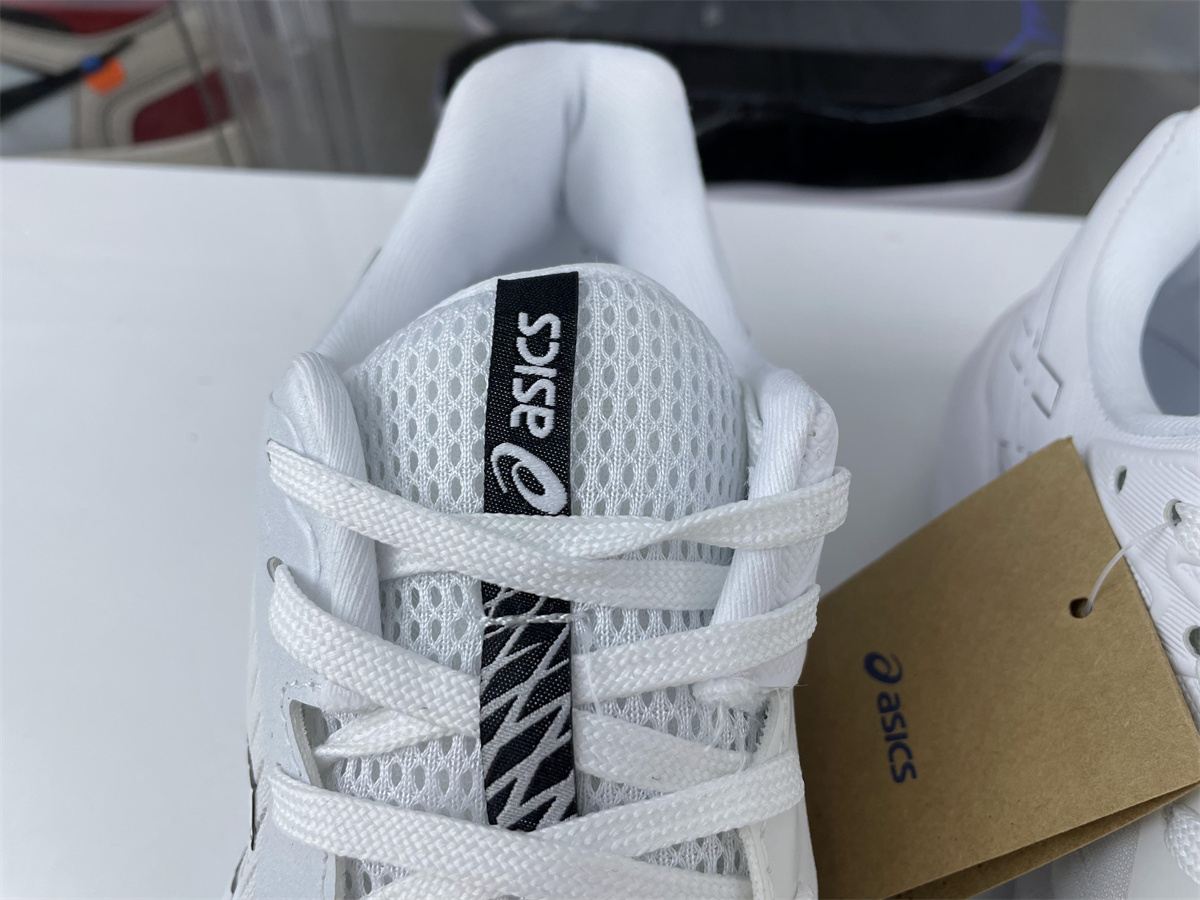 As*ic*s As*ic*s pure white silver