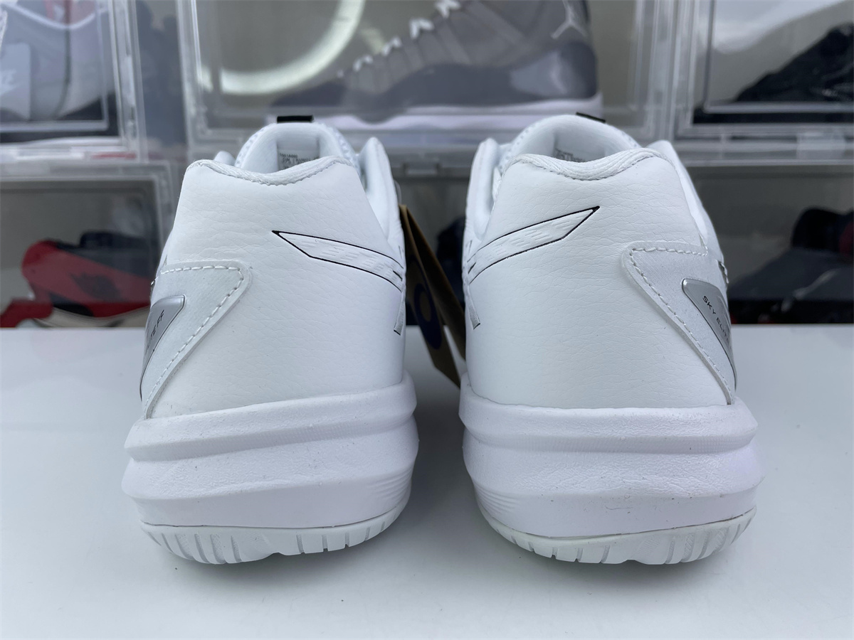 As*ic*s As*ic*s pure white silver