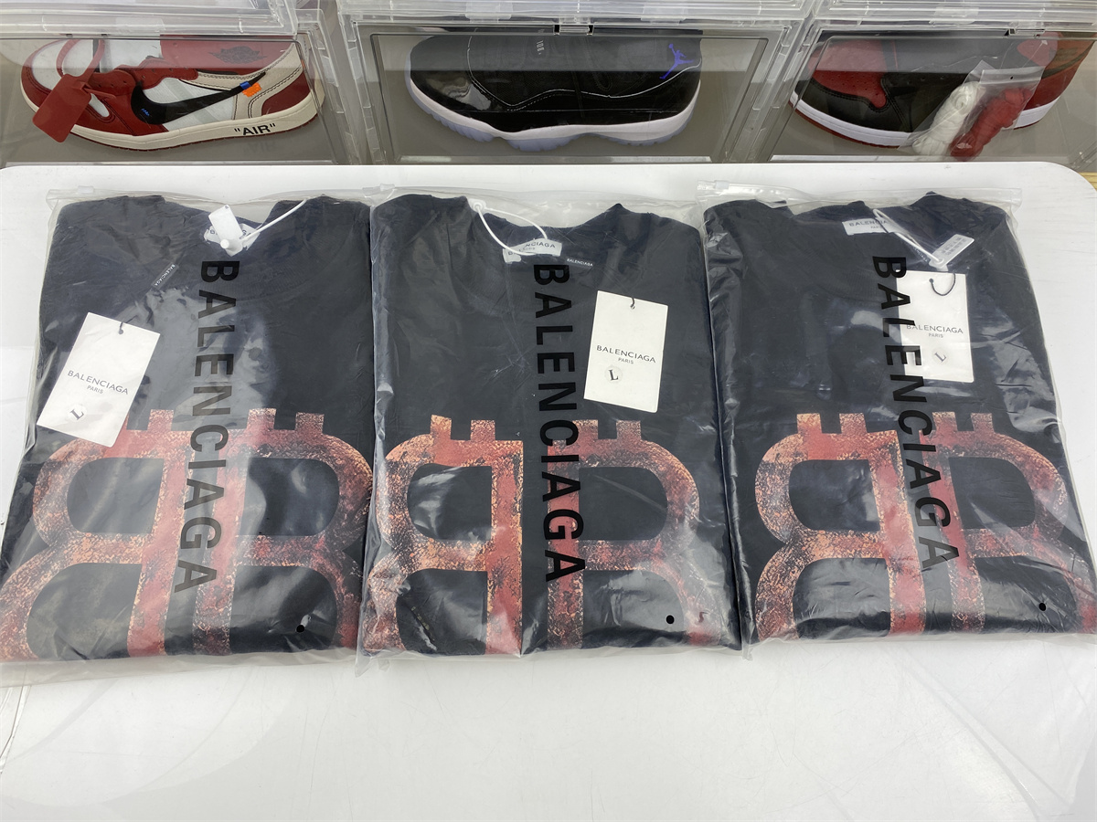 Ba*len*cia*ga bit-coin black (1 pcs)