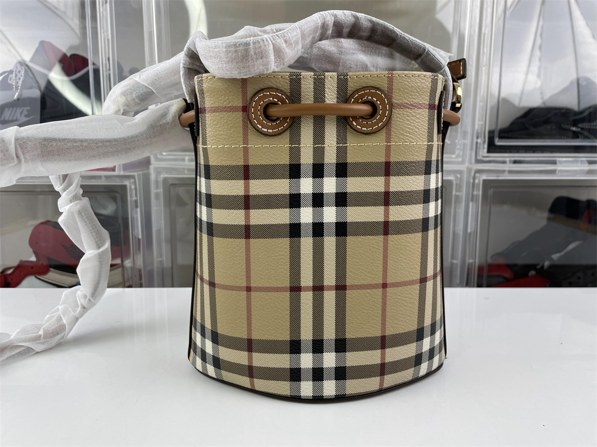 B**rry bucket (16.5x 11 x 18.5 cm)