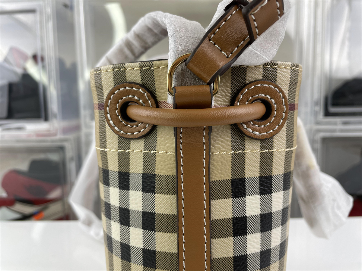 B**rry bucket (16.5x 11 x 18.5 cm)