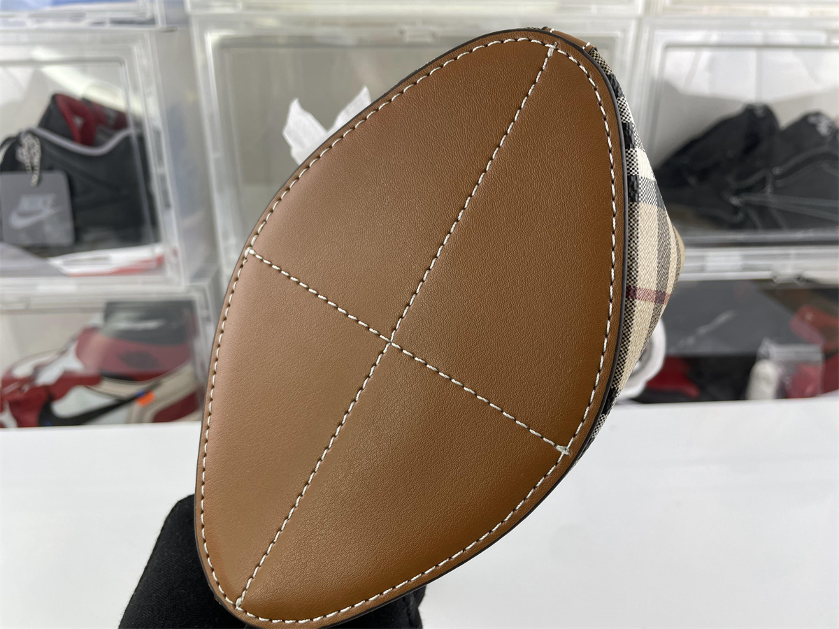 B**rry bucket (16.5x 11 x 18.5 cm)